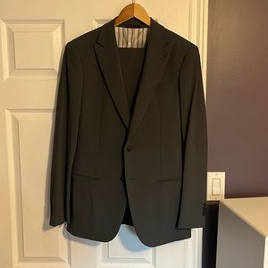 Giorgio Armani Mens Suit, 46R European. (36 US). Pants inseam 34. Greyish Blue